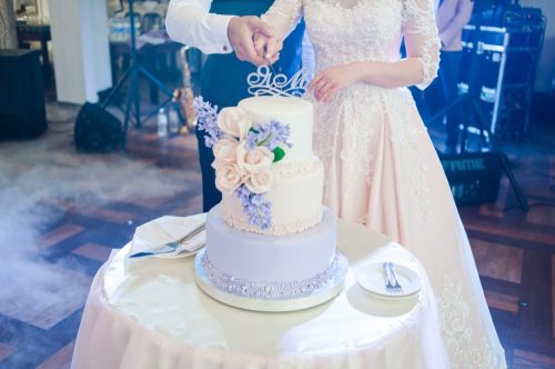 bride and groom wedding cake