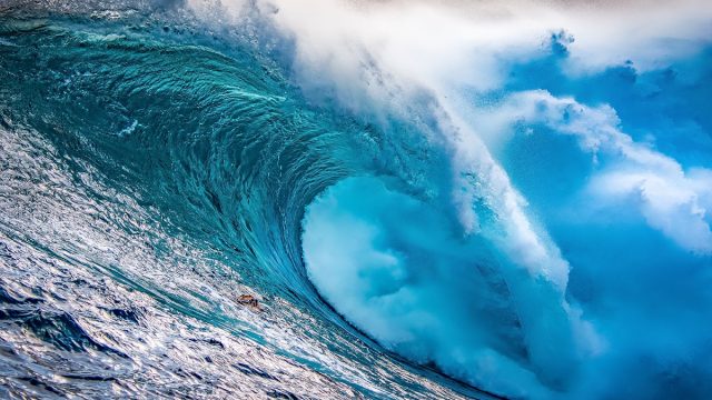 A,Huge,Wave,Crashing,At,Sunset,During,A,Large,Swell