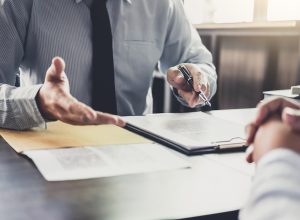 Dead Husband Leaves Estate to Sons to Prioritize “Male Line,” Omitting Wife and 4 Daughters