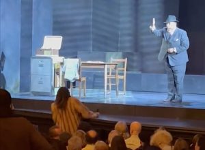 Rowdy Woman Jumps in Front of Audience at Broadway’s “Death of a Salesman,” Stopping Show in Bizarre Moment
