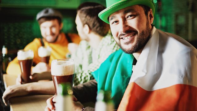 Irish_bar_drinking