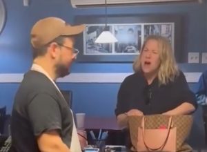 Woman Scolded Pizzeria Owner for Spanish TV