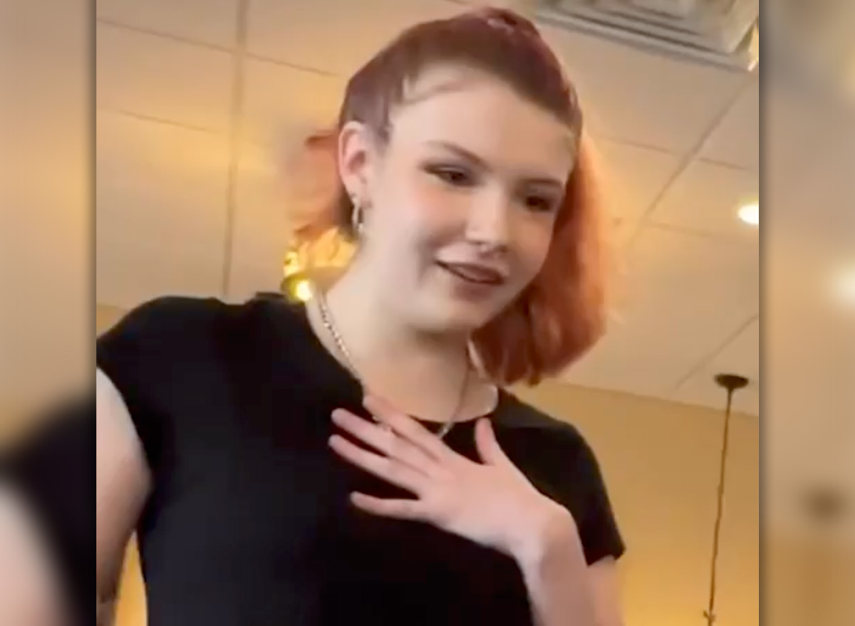 Influencer Gives Waitress a Car as a Tip