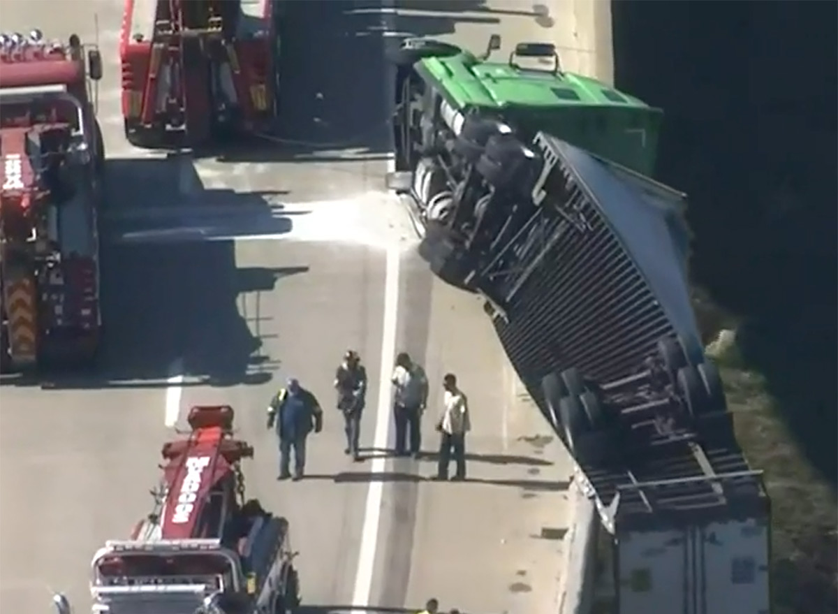 Trucker Cheats Death as Trailer Dangles Off Interstate Bridge(02)