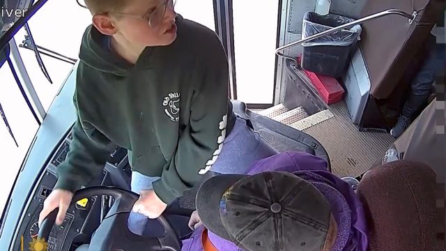 Dillon_Reeves_saves_school_bus