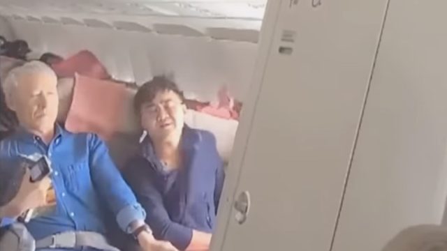 Passenger_opens_door_on_Asiana_Airlines_flight3