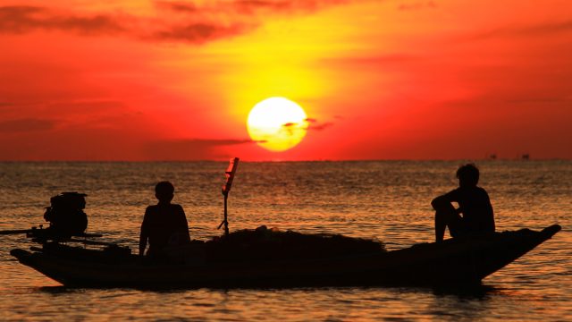Beautiful,Sunrise,On,The,Beach,And,Silhouette,Of,Fishing,Boat.