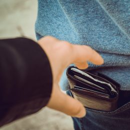 11 Things to Never Keep in Your Wallet, As Thefts Rise