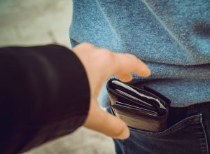 11 Things to Never Keep in Your Wallet, As Thefts Rise