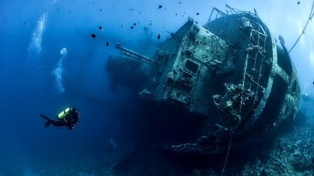 Divers,Exploring,The,Shipwreck,In,The,Jordan,Red,Sea